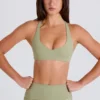 Reggiseno sportivo con scollo a V e spalline incrociate in Matcha Reggiseno sportivo con scollo a V e spalline incrociate in Matcha