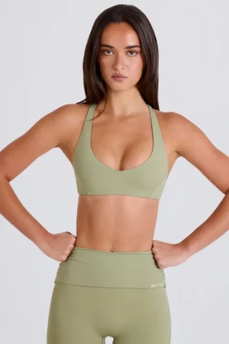 Reggiseno sportivo con scollo a V e spalline incrociate in Matcha Reggiseno sportivo con scollo a V e spalline incrociate in Matcha