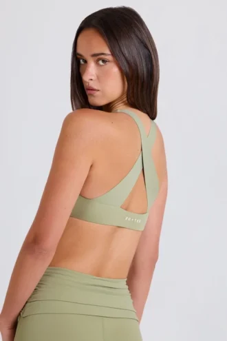 Reggiseno sportivo con scollo a V e spalline incrociate in Matcha Reggiseno sportivo con scollo a V e spalline incrociate in Matcha