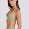 Reggiseno sportivo con scollo a V e spalline incrociate in Matcha Reggiseno sportivo con scollo a V e spalline incrociate in Matcha