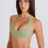 Reggiseno sportivo con scollo a V e spalline incrociate in Matcha Reggiseno sportivo con scollo a V e spalline incrociate in Matcha