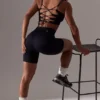 Reggiseno sportivo con scollo quadrato e schiena scoperta in nero