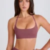 Reggiseno sportivo con scollo rotondo e scollo all’americana in tessuto elasticizzato in quattro direzioni, colore Acai Reggiseno sportivo con scollo rotondo e scollo all’americana in tessuto elasticizzato in quattro direzioni, colore Acai