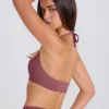 Reggiseno sportivo con scollo rotondo e scollo all’americana in tessuto elasticizzato in quattro direzioni, colore Acai Reggiseno sportivo con scollo rotondo e scollo all’americana in tessuto elasticizzato in quattro direzioni, colore Acai