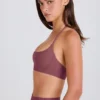 Reggiseno sportivo con scollo rotondo e scollo all’americana in tessuto elasticizzato in quattro direzioni, colore Acai Reggiseno sportivo con scollo rotondo e scollo all’americana in tessuto elasticizzato in quattro direzioni, colore Acai