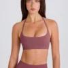 Reggiseno sportivo con scollo rotondo e scollo all’americana in tessuto elasticizzato in quattro direzioni, colore Acai Reggiseno sportivo con scollo rotondo e scollo all’americana in tessuto elasticizzato in quattro direzioni, colore Acai