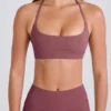 Reggiseno sportivo con scollo rotondo e scollo all’americana in tessuto elasticizzato in quattro direzioni, colore Acai Reggiseno sportivo con scollo rotondo e scollo all’americana in tessuto elasticizzato in quattro direzioni, colore Acai