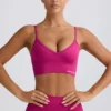Reggiseno sportivo Define Luxe con scollo a V in Berry Reggiseno sportivo Define Luxe con scollo a V in Berry