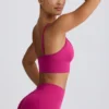 Reggiseno sportivo Define Luxe con scollo a V in Berry Reggiseno sportivo Define Luxe con scollo a V in Berry