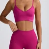 Reggiseno sportivo Define Luxe con scollo a V in Berry Reggiseno sportivo Define Luxe con scollo a V in Berry