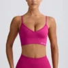 Reggiseno sportivo Define Luxe con scollo a V in Berry Reggiseno sportivo Define Luxe con scollo a V in Berry
