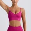 Reggiseno sportivo Define Luxe con scollo a V in Berry Reggiseno sportivo Define Luxe con scollo a V in Berry