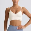Reggiseno sportivo Define Luxe con scollo a V in bianco Reggiseno sportivo Define Luxe con scollo a V in bianco
