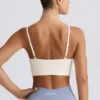 Reggiseno sportivo Define Luxe con scollo a V in bianco Reggiseno sportivo Define Luxe con scollo a V in bianco