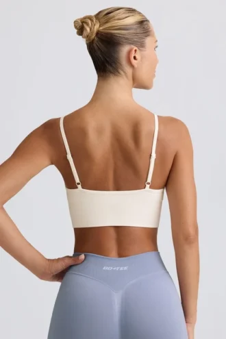 Reggiseno sportivo Define Luxe con scollo a V in bianco