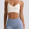 Reggiseno sportivo Define Luxe con scollo a V in bianco Reggiseno sportivo Define Luxe con scollo a V in bianco