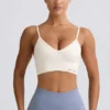 Reggiseno sportivo Define Luxe con scollo a V in bianco Reggiseno sportivo Define Luxe con scollo a V in bianco