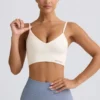 Reggiseno sportivo Define Luxe con scollo a V in bianco Reggiseno sportivo Define Luxe con scollo a V in bianco