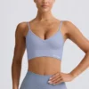 Reggiseno sportivo Define Luxe con scollo a V in grigio blu Reggiseno sportivo Define Luxe con scollo a V in grigio blu