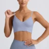 Reggiseno sportivo Define Luxe con scollo a V in grigio blu Reggiseno sportivo Define Luxe con scollo a V in grigio blu