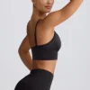 Reggiseno sportivo Define Luxe con scollo a V in nero Reggiseno sportivo Define Luxe con scollo a V in nero