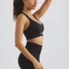 Reggiseno sportivo Define Luxe con scollo profondo in nero Reggiseno sportivo Define Luxe con scollo profondo in nero
