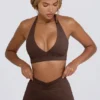 Reggiseno sportivo in jersey spazzolato con scollo a V in Pecan Marl Reggiseno sportivo in jersey spazzolato con scollo a V in Pecan Marl