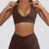 Reggiseno sportivo in jersey spazzolato con scollo a V in Pecan Marl Reggiseno sportivo in jersey spazzolato con scollo a V in Pecan Marl