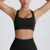 Reggiseno sportivo senza cuciture con dorso a T Super Sculpt in nero Reggiseno sportivo senza cuciture con dorso a T Super Sculpt in nero