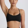 Reggiseno sportivo senza cuciture con spalline incrociate Super Sculpt in nero Reggiseno sportivo senza cuciture con spalline incrociate Super Sculpt in nero