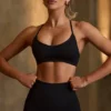 Reggiseno sportivo senza cuciture con spalline incrociate Super Sculpt in nero Reggiseno sportivo senza cuciture con spalline incrociate Super Sculpt in nero