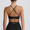 Reggiseno sportivo senza cuciture con spalline incrociate Super Sculpt in nero Reggiseno sportivo senza cuciture con spalline incrociate Super Sculpt in nero