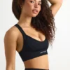 Reggiseno sportivo senza cuciture con spalline incrociate Super Sculpt in nero Reggiseno sportivo senza cuciture con spalline incrociate Super Sculpt in nero