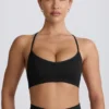 Reggiseno sportivo senza cuciture con spalline incrociate Super Sculpt in nero Reggiseno sportivo senza cuciture con spalline incrociate Super Sculpt in nero