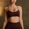 Reggiseno sportivo senza cuciture Super Sculpt con incrocio sulla schiena in color cioccolato Reggiseno sportivo senza cuciture Super Sculpt con incrocio sulla schiena in color cioccolato