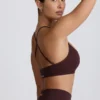 Reggiseno sportivo senza cuciture Super Sculpt con incrocio sulla schiena in color cioccolato Reggiseno sportivo senza cuciture Super Sculpt con incrocio sulla schiena in color cioccolato