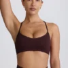Reggiseno sportivo senza cuciture Super Sculpt con incrocio sulla schiena in color cioccolato Reggiseno sportivo senza cuciture Super Sculpt con incrocio sulla schiena in color cioccolato