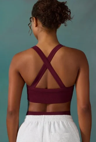 Reggiseno sportivo senza cuciture Super Sculpt con incrocio sulla schiena in color prugna Reggiseno sportivo senza cuciture Super Sculpt con incrocio sulla schiena in color prugna