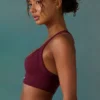 Reggiseno sportivo senza cuciture Super Sculpt con incrocio sulla schiena in color prugna Reggiseno sportivo senza cuciture Super Sculpt con incrocio sulla schiena in color prugna