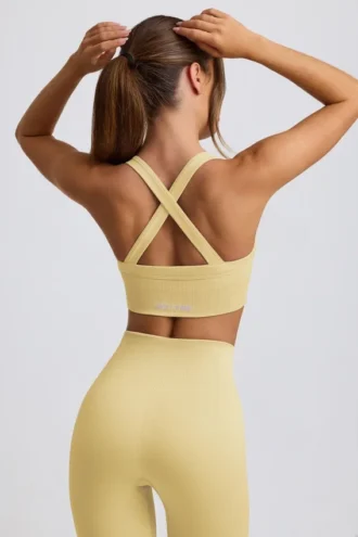 Reggiseno sportivo senza cuciture Super Sculpt con spalline incrociate in giallo burro Reggiseno sportivo senza cuciture Super Sculpt con spalline incrociate in giallo burro