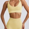 Reggiseno sportivo senza cuciture Super Sculpt con spalline incrociate in giallo burro Reggiseno sportivo senza cuciture Super Sculpt con spalline incrociate in giallo burro