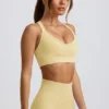 Reggiseno sportivo senza cuciture Super Sculpt con spalline incrociate in giallo burro Reggiseno sportivo senza cuciture Super Sculpt con spalline incrociate in giallo burro
