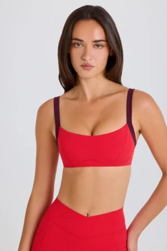 Reggiseno sportivo Soft Active con bordi a contrasto in rosso fragola Reggiseno sportivo Soft Active con bordi a contrasto in rosso fragola