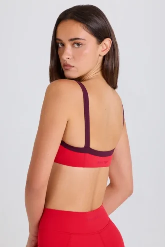 Reggiseno sportivo Soft Active con bordi a contrasto in rosso fragola Reggiseno sportivo Soft Active con bordi a contrasto in rosso fragola