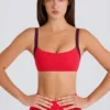 Reggiseno sportivo Soft Active con bordi a contrasto in rosso fragola Reggiseno sportivo Soft Active con bordi a contrasto in rosso fragola