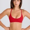 Reggiseno sportivo Soft Active con spalline incrociate in rosso fragola