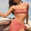 Sarong Molinas con lacci laterali a quadretti rossi Sarong Molinas con lacci laterali a quadretti rossi