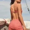 Sarong Molinas con lacci laterali a quadretti rossi Sarong Molinas con lacci laterali a quadretti rossi