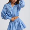 Shorts a pieghe in popeline di cotone a righe blu Shorts a pieghe in popeline di cotone a righe blu