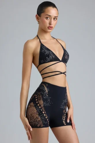shorts a vita alta decorati bonnie in nero 9 330x495 - Top bikini con spalline incrociate e decorazioni Liberty in nero